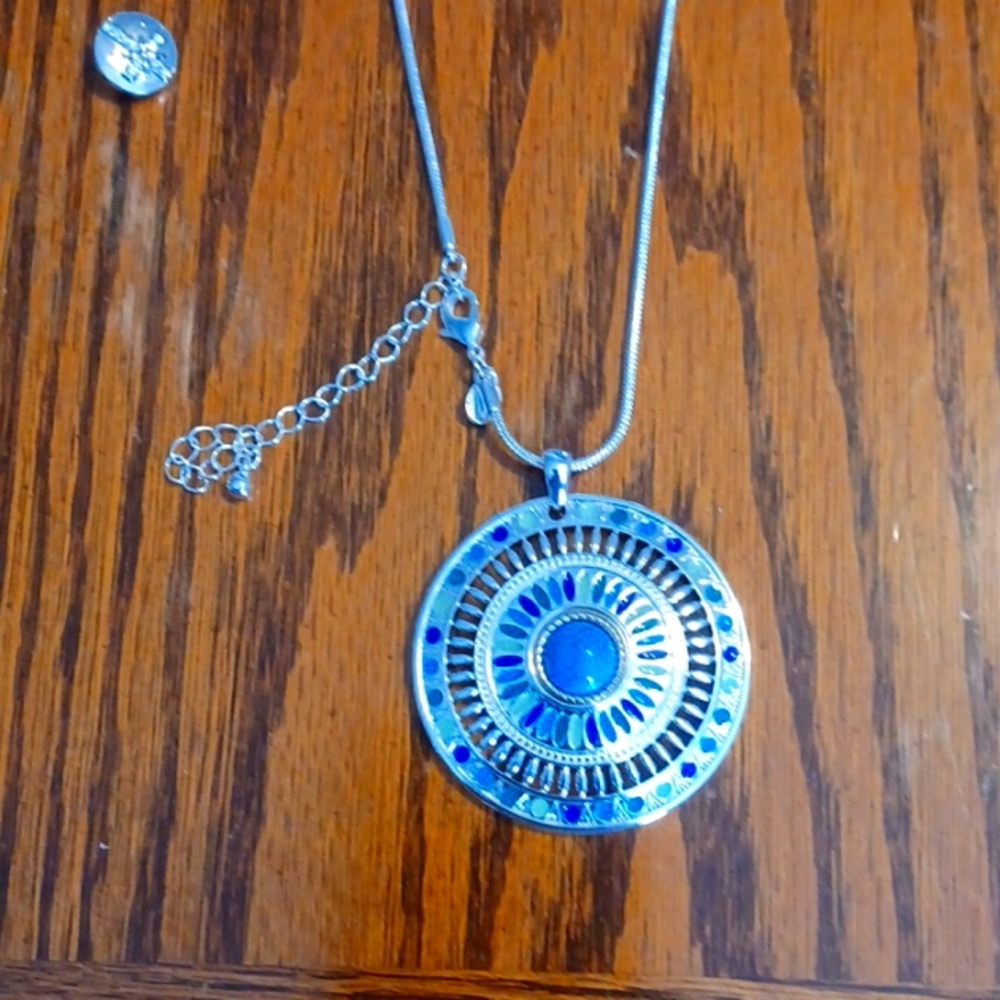 Styledot Necklace with earrings and 2 dots.